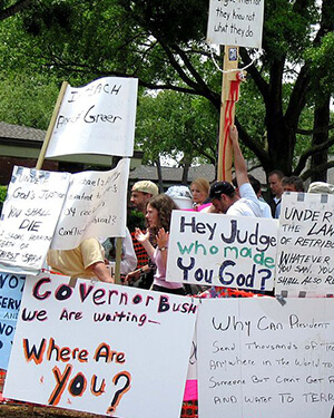 Protesters outside Terri Schiavo's hospice object to the removal of her feeding tube.